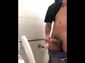Парень мастурбирует в туалете.
