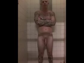 Голый мужчина моется на даче порно видео