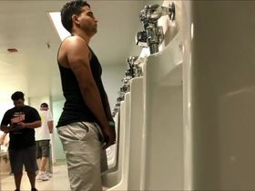 Спонтанный секс молодых геев в туалете - Порно онлайн